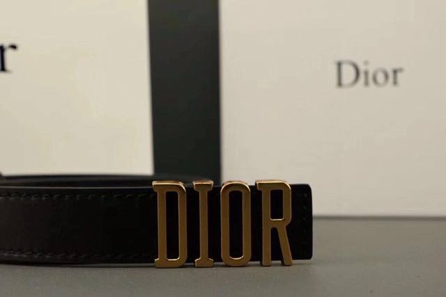 品牌：Dior。爆款 P120 等级：女士皮带.双面头层牛皮.油边走线精致、官网同步爆款、配专柜礼品盒包装（送打眼针） 扣头：原版古铜扣 长度：90/110Cm