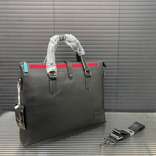 p250 Gucci 古奇 gg牛皮男包公文包 手提包 电脑包 采用精湛镶嵌细工 经典百搭 实物拍摄 原厂原版面料 配送防尘袋 28 X 38 Cm。