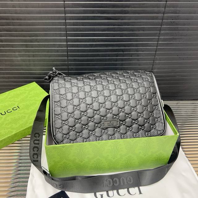 p180 Gucci 古奇 男士小牛皮单肩包 邮差包 斜挎包 经典百搭 实物拍摄 原厂原版面料 高端品质 配送防尘袋 29 X 17 Cm。 p180 Gucci 古奇 男士小牛皮单肩包 邮差包 斜挎包 经典百搭 实物拍摄 原厂原版面料 高端品质 配送防尘袋 29 X 17 Cm。