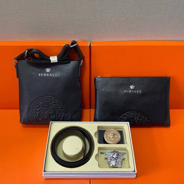 p240 范思哲Versace 头层皮质组合礼盒包装腰带俩款包包超级组合 公文包包是很实用的选择。手提包日常是非常适合的。 双扣皮带：头层皮质带身搭配3.8Cm