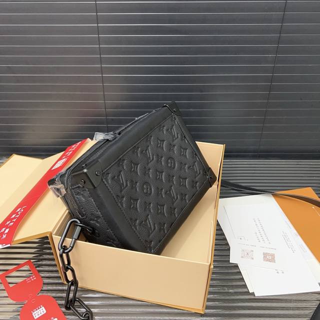 p280Louisvuitton 路易威登 soft Trunk 牛皮小方包 盒子包 男女通用单肩斜挎包 实物拍摄 配送折叠礼盒 18 X 25 Cm