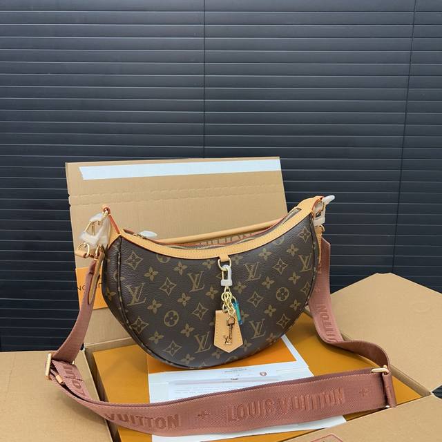 p250 Louisvuitton 路易威登 looping 月亮包 单肩斜挎包 男女通用Monogram帆布仿古牛皮饰边 配送飞机礼盒 16 X 28 Cm。