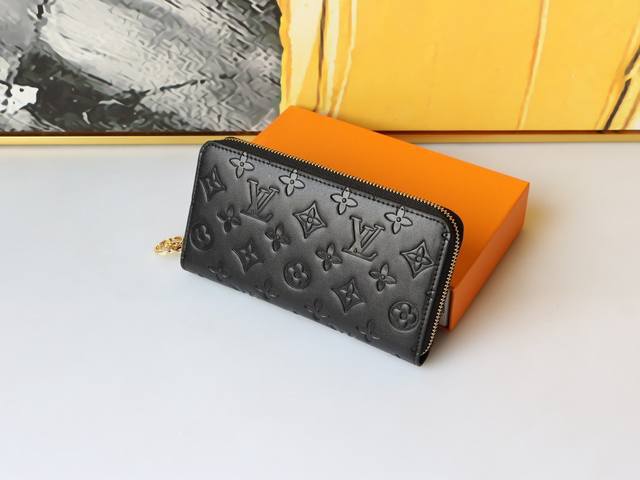 p150颜色 黑 杏尺寸 19X10M81510 Zippy 钱包采用蓬松小羊皮制成，饰有字母组合图案压花。带金色 Lv Circle 拉环的拉链式开口令精致设