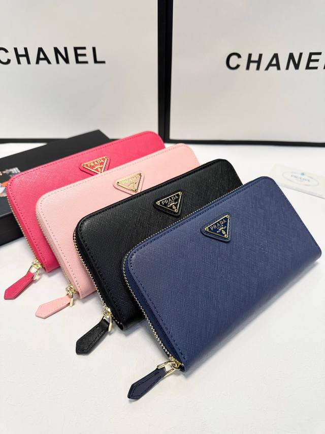 p150颜色 黑 蓝 粉 玫红尺寸 20X10普拉达爆款十字纹牛皮专柜同步，永不过时经典顶级原版十字纹牛皮高端品质精致车线做工值得拥有