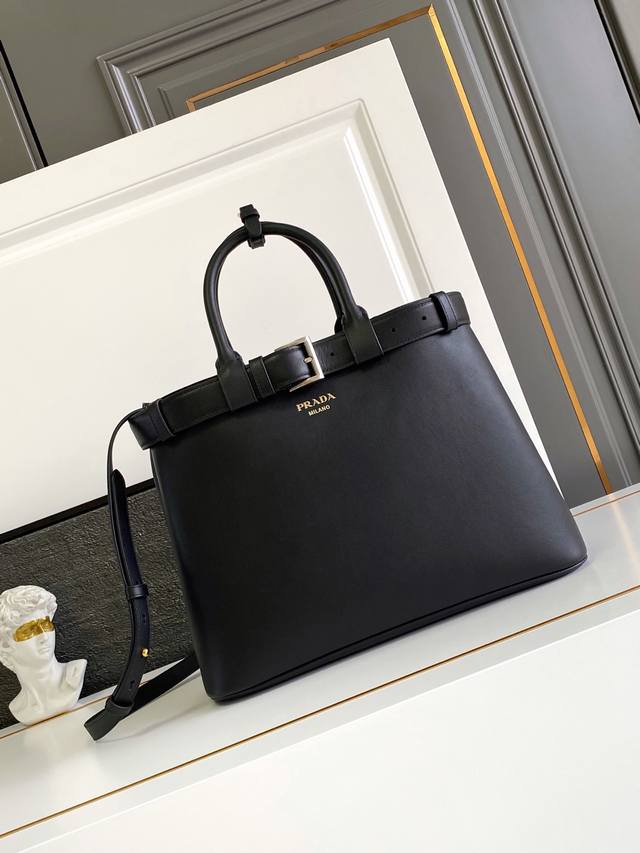 新款女包大号 这款手提女包采用进口小牛皮，内配进口羊皮内衬，简洁线条与精致元素交织，诠释了优雅与功能兼备的设计美学，既体现了现代简约的风格，配以可替换束带和可拆