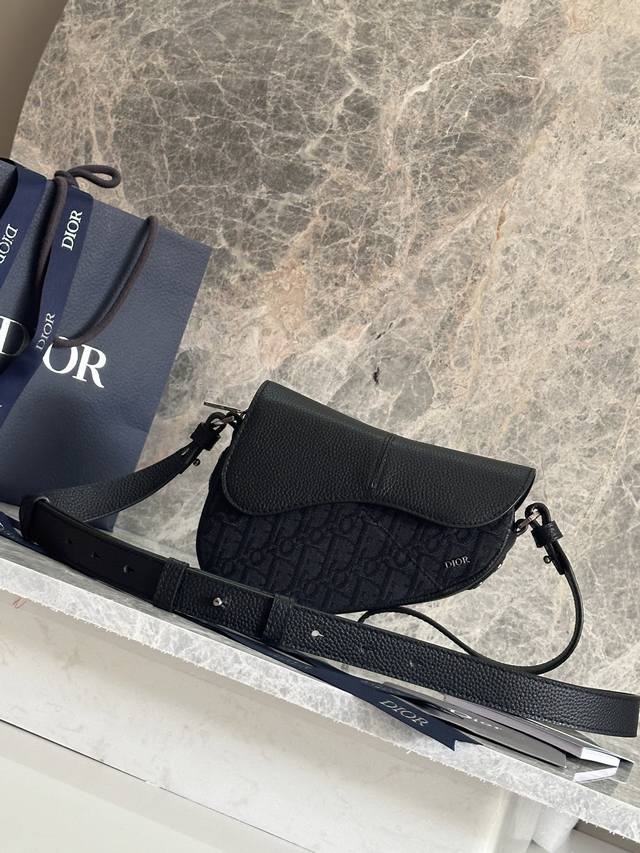 p ￥50 这款马鞍包以现代结构全新演绎经典设计。采用黑色 Oblique 印花面料等材质精心制作，饰以经典的黑色粒面牛皮革磁性翻盖，搭配隐藏式拉链开合。内部设