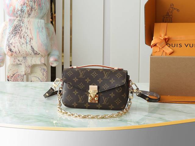 p620【顶级原单 独家实拍】M46279老花 芯片加强版 邮差包系列 Lv邮差包出小号 East West MéTis 手袋采用时尚肩背书包造型，富有潮流感。