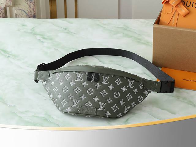 p690【顶级原单 独家实拍】M12508 全皮胸包腰包系列本款 Discovery 腰包取材柔软 Monogram Shadow 压纹牛皮革，以复古笔触传递闲