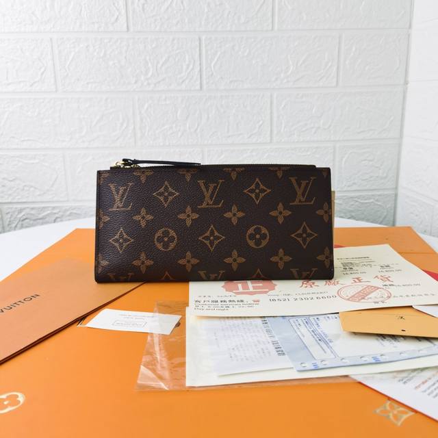 p130M61269黑色超级实用款，依然火爆！官网同步款！将Louis Vuitton的经典Monogram帆布材质与亮彩色Leather内衬综合在一起，时尚的