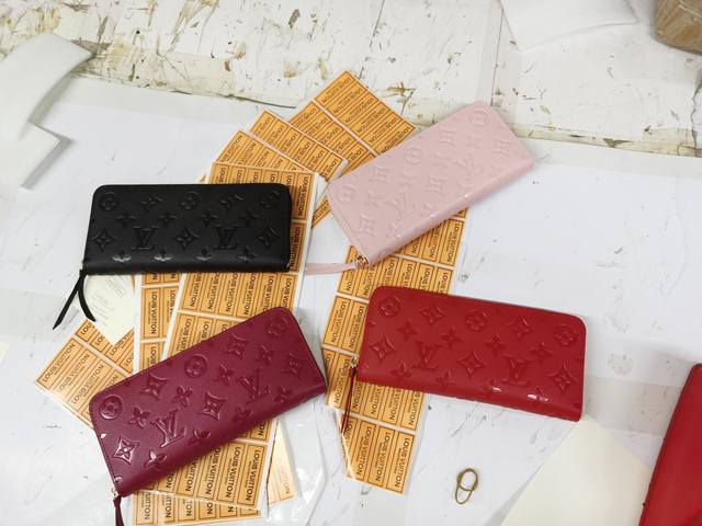 调价P120顶级原版【实物拍摄 自家背景】M60171 钻石纹#Clemence 钱夹采用奢华的 Monogram Empreinte 压纹皮革制作，体积小巧，