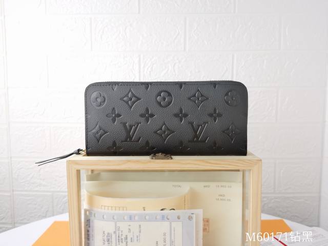 p120顶级原版【实物拍摄 自家背景】M60171 钻石纹#Clemence 钱夹采用奢华的 Monogram Empreinte 压纹皮革制作，体积小巧，容纳