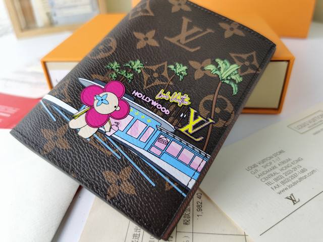 p130顶级原版【实物拍摄 自家背景】M64502护照夹 时尚出行的绝佳伴侣。质感奢华的粒纹小牛皮内衬，内部多隔层构造，风格经典的旅行配饰。将此款优雅的护照套变