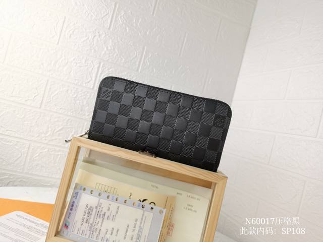 调价P120顶级原版【实物拍摄 自家背景】型号M60017压格黑这款设计实用的Monogram帆布皮夹以拉链开合,可装纸币,零钱和证件等。19 X 10 X 1 调价P120顶级原版【实物拍摄 自家背景】型号M60017压格黑这款设计实用的Monogram帆布皮夹以拉链开合,可装纸币,零钱和证件等。19 X 10 X 1