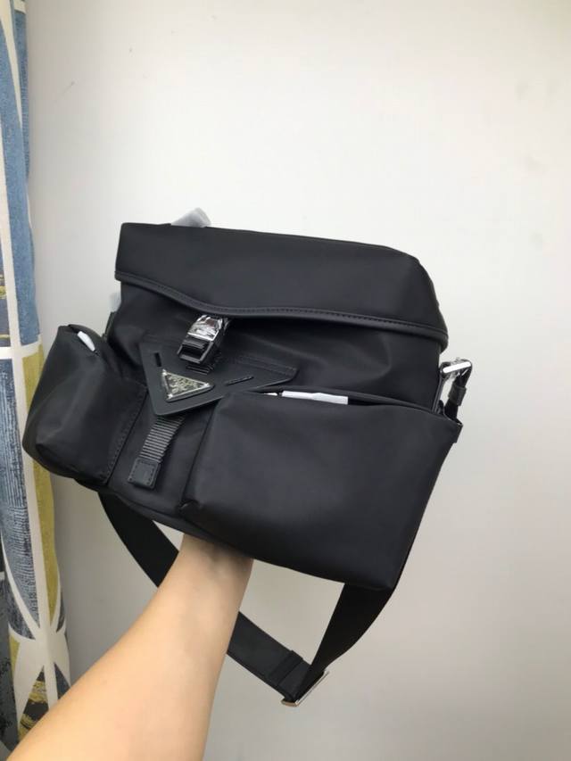 批620 原单普拉达专柜新款男包2Vd062斜跨包 这款斜跨包采用进口尼龙面料,顶级五金。前幅2个拉链口袋设计,翻盖插扣,配有可调节的长肩带。容量空间大,格层多 批620 原单普拉达专柜新款男包2Vd062斜跨包 这款斜跨包采用进口尼龙面料,顶级五金。前幅2个拉链口袋设计,翻盖插扣,配有可调节的长肩带。容量空间大,格层多