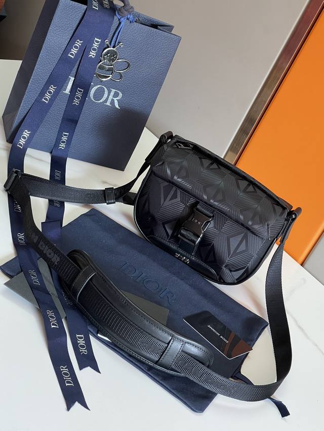 【顶级原单】¥530 顶级原单 这款 Dior Explorer 手袋搭配肩带,是本季新品,灵感源自经典的信使包元素,重新诠释 Dior 男士滑雪限定系列的经典 【顶级原单】¥530 顶级原单 这款 Dior Explorer 手袋搭配肩带,是本季新品,灵感源自经典的信使包元素,重新诠释 Dior 男士滑雪限定系列的经典