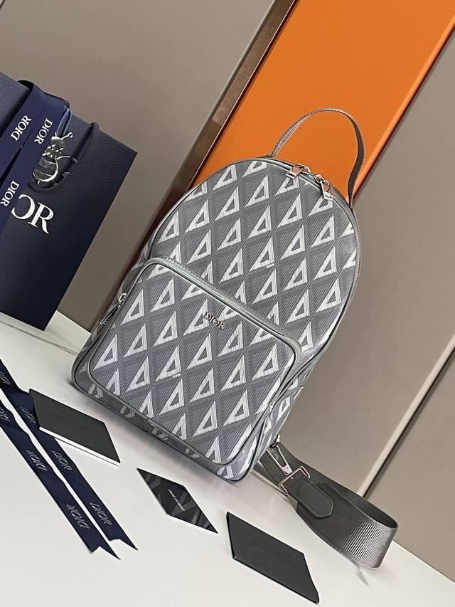 【顶级原单】P640 顶级原单这款双肩背包灵感源自 Rider 双肩背包的设计，版型实用。采用迪奥灰帆布精心制作，饰以 Cd Diamond 图案，正面拉链口袋