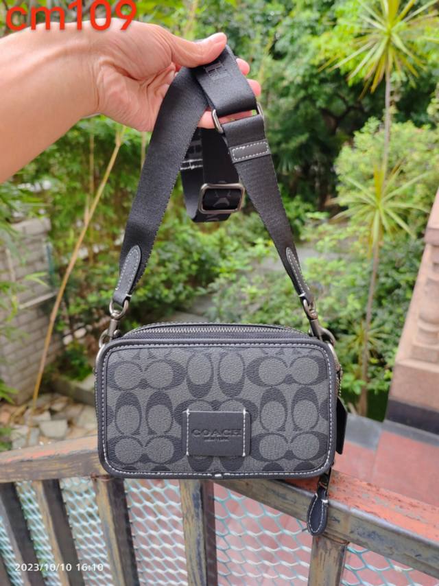 p360 Coach New新品 Cm109 Wyatt男士斜挎包0真的好好看呀 韩版设计双拉链尺码:19.7X11.4 X 6.4 Cm肩带字母设计巨好看。