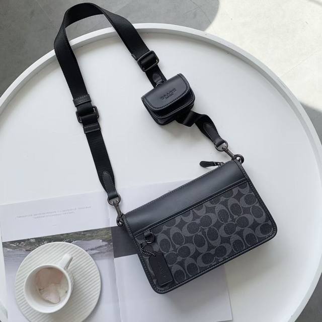 p360 C8141 藏蓝色 coach男士新款多功能小男包 小包可以装耳机 钥匙 大号容量很Ok 凹造型必备 Heritage系列 尺寸25/16/6Cm