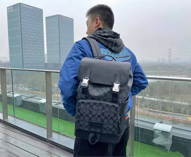 p590Coach新款Tracker系列男士双肩包C2712 拼接平滑小牛皮，顶部翻盖+设计，内部拉绳封口，安全性能超强线条感流利，更加简约时尚外置加大的多功能