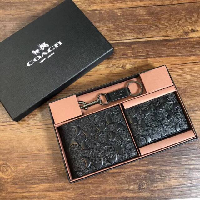 p250 coach蔻驰F75371 新款男士压花C纹短款钱包。带证件夹，里外全皮全套高端 配套 内里大钞位 卡位10个 尺寸：11*9.5