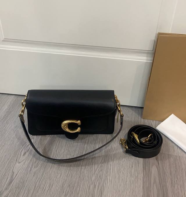 360Coa*H Tabby蛇年新款新春限定款 Cz438 手袋包藏美好，身背Tabby单肩包 精致格调 Up经典轮廓简约优雅，蛇纹皮革丰富视觉层次 浮雕工艺S