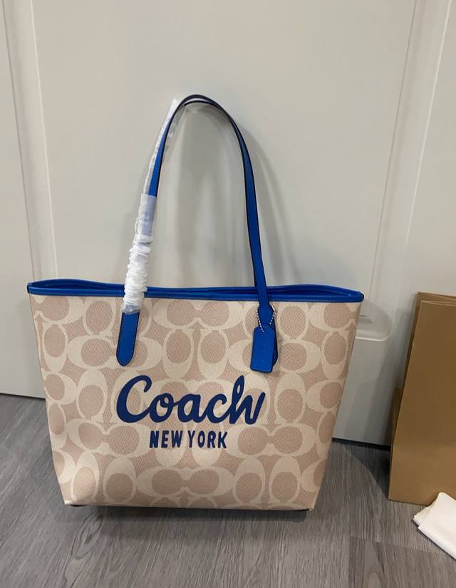 270Coach City Tote学院风托特包 2月新品Cy705 Citya Tote出了了两款学院风大Logo的很适春夏的颜色～～非常耐斯。尺寸33Cm