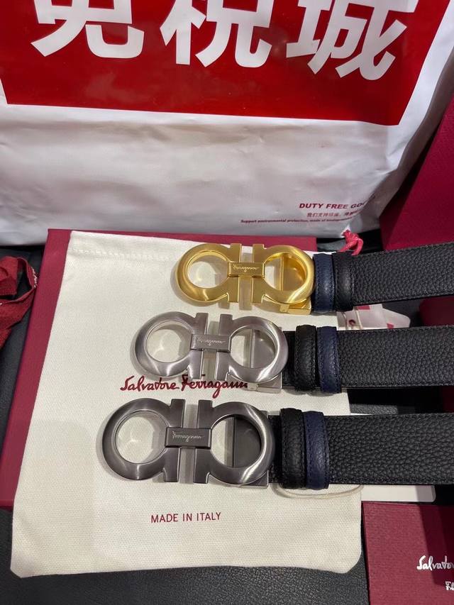 p240 礼物菲拉格慕这款时髦的双面皮带采用双色设计，柔软的牛皮经过手工处理，双面可用 一面黑色一面蓝色打造出极其柔韧的触感。Gancini扣饰饰有对比细节，风