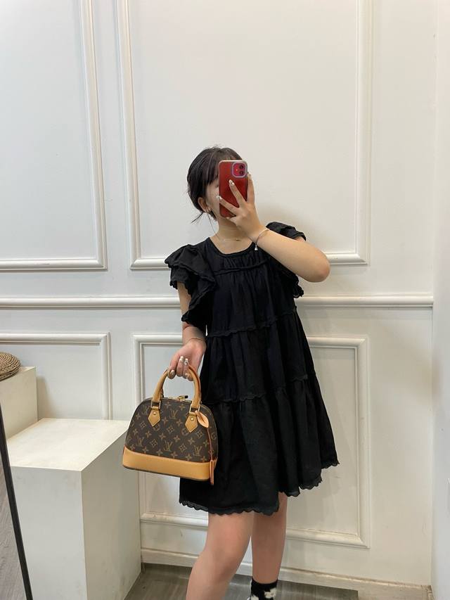 p170 礼盒包装 lv Lv Alma Bb老花贝壳包 原版高品质 包包这款Retiro 手袋以标志性的老花面料制成 经典永恒。优雅低调的外形设计和宽敞的包身