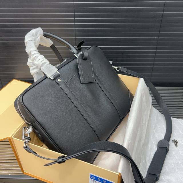 p330 Louisvuitton 路易威登 voyage Nm印花公文包 双肩带男包 电脑包 手提包 采用精湛镶嵌细工，经典百搭 实物拍摄 原厂原版面料 高端