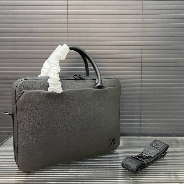 p440 Louisvuitton 路易威登 男包Pilot牛皮革手新款公文包 手提包 电脑包 经典百搭 实物拍摄 原厂原版面料 配送防尘袋 28 X 38 C