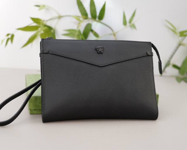 p180 范思哲 官网同步 高版本 手拿包 全球轰抢单品 原单牛皮制作 质感超好 日常出门经典百搭 一眼万年的款 非市面普通货 贸易公司订单货 配全套包装礼品盒