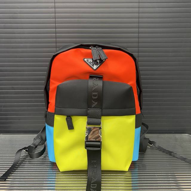 p240 Prada 普拉达 Re-Nylon 涂珐琅金属三角形徽标拉链开合 织物 书包背包双肩包 常规 男女同款情侣款 经典百搭 实物拍摄 原厂原版面料 配送