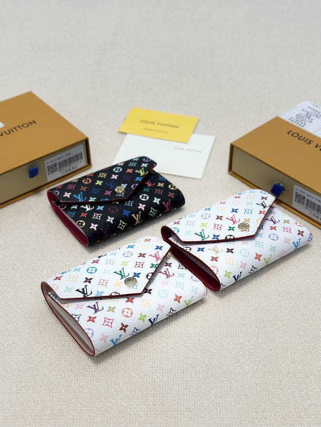 p130颜色 黑彩 白彩红 白彩粉尺寸 12X9.5型号 64272驴家钱夹风格柔美而功能强大，此款小巧的Victorine钱夹是适宜随身携带的上上之选。标志性