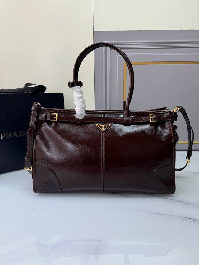 p1170%Lussolf油腊皮1Ba433大号这款手提斜挎包采用进口油腊皮，油亮的色泽散发出古典气息，配有一条可拆卸调节的长肩带，方便不同场合搭配，容量空间非