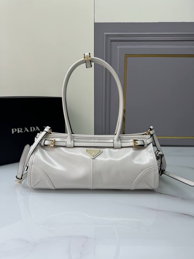 p1070-Lussolf油腊皮1Ba426小号 这款手提斜挎包采用进口油腊皮，油亮的色泽散发出古典气息，配有一条可拆卸调节的长肩带，方便不同场合搭配，容量空间