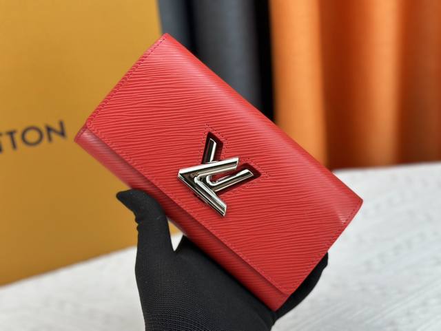 p170 Twist 钱夹 M61179 由Epi皮革制成，将灵巧实用的设计和高度的时尚感融为一体，营造出别样的风格。 Lv Twist钱夹采用转锁设计，以手指