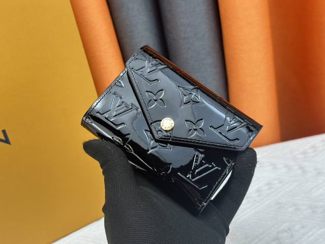 p130 钱包 漆皮 M41938 的Monogram Unplant皮革，是符合本季更新的“Portefeuille Victorine”。紧凑但具有硬币和纸