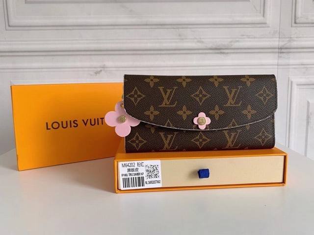 p130 原版皮路易威登经典Emilie钱夹，时尚而实用，粉色皮革饰边与可爱的Monogram花卉饰钉与饰件尽显精致柔美。 型号：M64202 尺寸：19X10