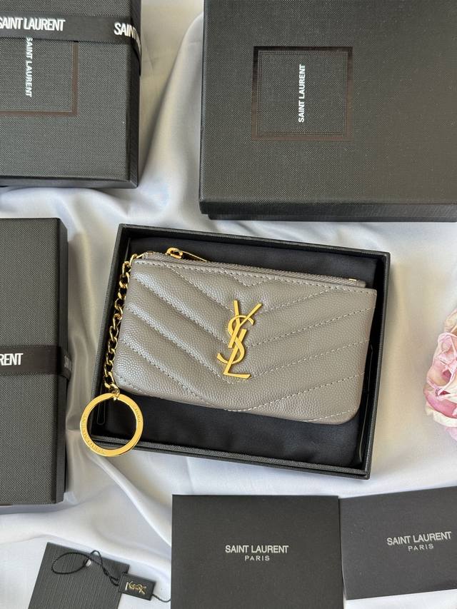 230 Saint Laurent球纹 牛皮Mini 零钱包 太美了 超爱 可放包里 可手拿 都很好看 ysl 系列首款钥匙包，V字纹链条包、搭配钥匙环、罗缎衬