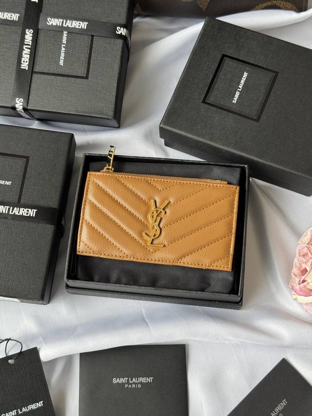 210 Ysl卡包 Saint Laurent球纹牛皮 卡包！史上最好看的卡包之一；非常的小巧精致;超级耐磨耐刮，日常可以放口袋也可以放包包里面，颜值真的很高经