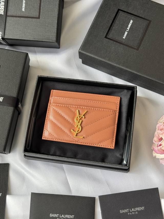 180Ysl经典卡包球纹牛皮制作 monogram Saint Laurent卡包，饰以金属联结Ysl标志和Matelassé缝线。Slp 卡片夹 信用夹金属互