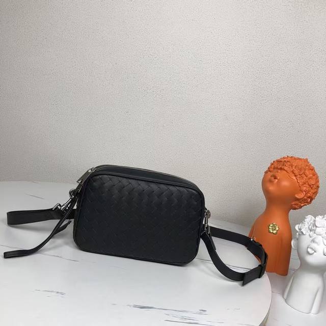 p520【斜挎手拿两用】Bvlntrecciato编织皮革斜挎包拉链开合，空间大小也太刚了吧满足日常出街所需手机钱包充电宝统统木有问题采用编织工艺，上身的质感非