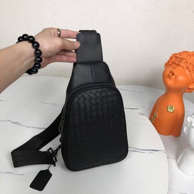 p470 Bv男包胸包，倾向简洁为主 皮质就注定成为重点以细节点缀造型诠释男士时尚商务的风格进口打蜡牛皮 沉稳低调 实用商务风格作为男士基础单品最适合不过完全兼