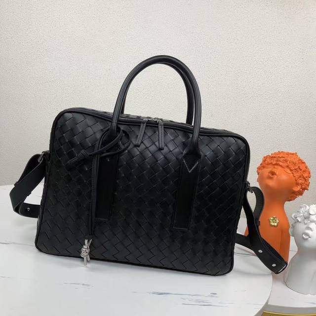 p880 Bv 新款Getaway 大号公文包 这款可套拉杠箱的公文包！大实用简简单单的包型 编织是Bv Logo 性的标识 极具品牌特色 采用柔软有型的牛皮编