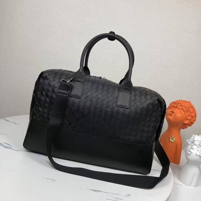 p1070 Bv新款旅行包 进口胎牛皮男包 低调、质量及工艺 — 为奢华创造了一套新定义。品牌的格言“忠于自我，形随心动流露出富有个性及自信的品牌哲学，融合威尼