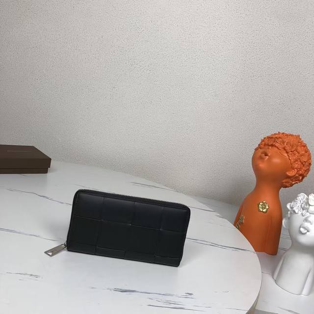 p300 Bv葆蝶家钱包采用进口打蜡牛皮纯手工编织皮质越用越柔软光滑细腻款号:1620#,颜色:黑色,规格:19/10/2Cm。 p300 Bv葆蝶家钱包采用进口打蜡牛皮纯手工编织皮质越用越柔软光滑细腻款号:1620#,颜色:黑色,规格:19/10/2Cm。