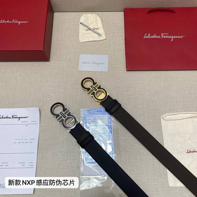 品牌：菲拉格慕Ferragamo 芯片款 P210 等级：原版品质.头层牛皮 ·专柜售经典爆款开模。油边精致 电脑车线 手感柔软.实物拍摄无修饰 上身效果超好、
