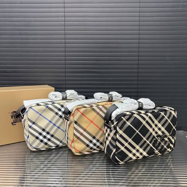 p210 Burberry 巴宝莉 帆布格子男士单肩包 相机包斜挎包 采用精湛镶嵌细工，经典百搭 实物拍摄 原厂原版面料 高端品质 配送防尘袋 礼盒 25 X