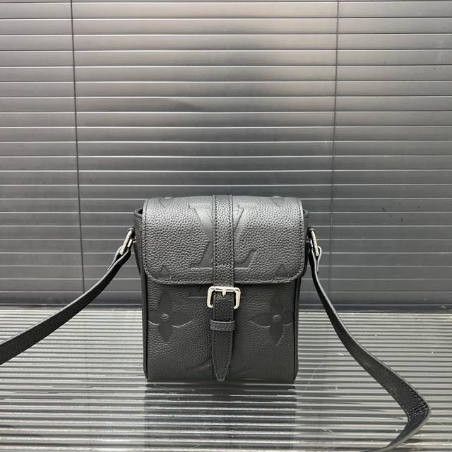 p220 Louisvuitton 路易威登 翻盖牛皮相机包单肩斜挎包采用精湛镶嵌细工 实物拍摄 原厂原版面料 配送防尘袋15 X 23Cm。