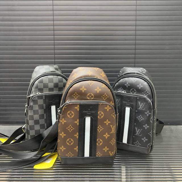 p130 Louisvuitton 路易威登 印花胸包 斜挎单肩包 实物拍摄 原厂原版面料 配送防尘袋30 X 17 Cm。